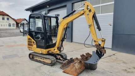 CATERPILLAR 302.2D + 4 GODETS